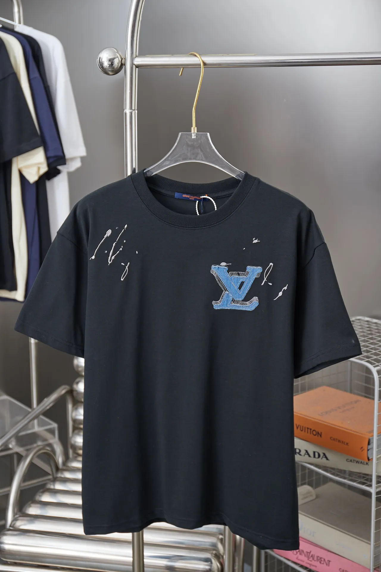🅿️200 1V 25SS early spring new style denim splicing embroidery LV short sleeves light luxury essential item for daily commuting for men and women correct version welcome to compare detailed features · 320g 100% pure cotton double yarn jersey fabric · Special thickened 32 pieces of double-strand 1X1 thread in the same vat custom dyeing · Denim cutting and splicing ➕Various embroidery craft letters · Double needle stitching across seams · Original main mark, washed tag, brand moisture-proof paper packaging Color: black/white Size: S/M/L/XL